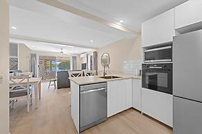 Family-friendly Flat With Balcony Views