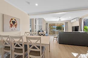 Family-friendly Flat With Balcony Views