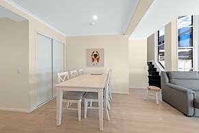 Family-friendly Flat With Balcony Views