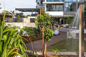 Luxe Beachfront 2-bed With Gym, Pool & Views