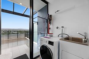 Luxe Beachfront 2-bed With Gym, Pool & Views