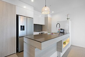 Luxe Beachfront 2-bed With Gym, Pool & Views