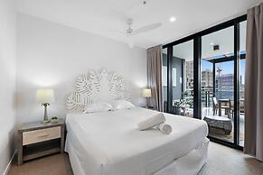 Luxe Beachfront 2-bed With Gym, Pool & Views