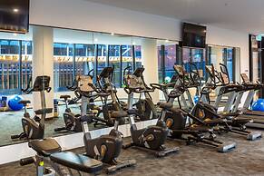 Luxe Beachfront 2-bed With Gym, Pool & Views