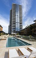 Luxe Beachfront 2-bed With Gym, Pool & Views