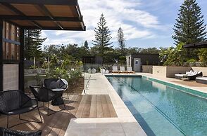 Luxe Beachfront 2-bed With Gym, Pool & Views