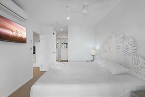 Luxe Beachfront 2-bed With Gym, Pool & Views