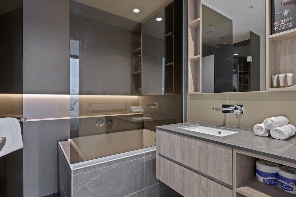 Chic 2-bed Melbourne CBD Apartment With Pool & Sauna