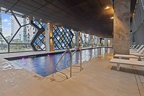 Chic 2-bed Melbourne CBD Apartment With Pool & Sauna