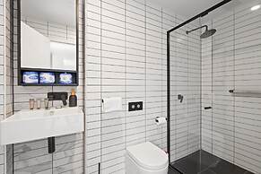 Bright Kingston Stay With Balcony Access