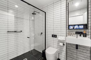 Bright Kingston Stay With Balcony Access