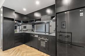 Bright Kingston Stay With Balcony Access