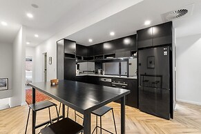 Bright Kingston Stay With Balcony Access