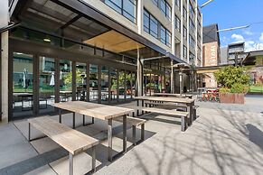 Bright Kingston Stay With Balcony Access