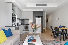 Sophisticated CBD 2-bed Apartment by Yarra River