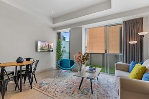 Sophisticated CBD 2-bed Apartment by Yarra River