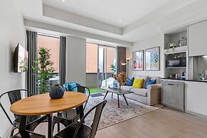 Sophisticated CBD 2-bed Apartment by Yarra River