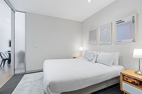 Sophisticated CBD 2-bed Apartment by Yarra River