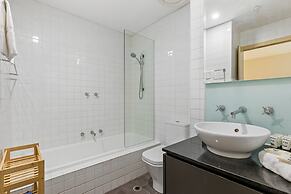 Sophisticated CBD 2-bed Apartment by Yarra River