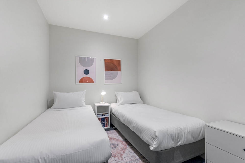 Sophisticated CBD 2-bed Apartment by Yarra River