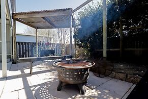 Heritage Home With BBQ & Outdoor Fire Pit