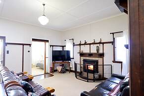 Heritage Home With BBQ & Outdoor Fire Pit