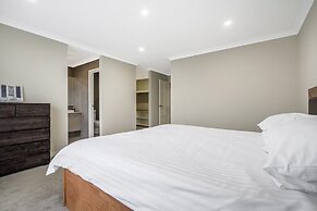 Spacious 4-bed House With Outdoor Area