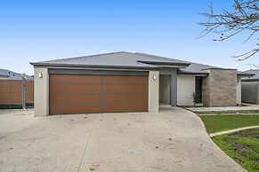 Spacious 4-bed House With Outdoor Area