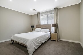 Spacious 4-bed House With Outdoor Area