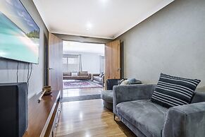 Spacious 4-bed House With Outdoor Area