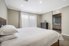 Spacious 4-bed House With Outdoor Area