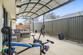 Spacious 4-bed House With Outdoor Area