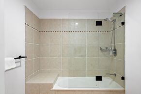 Pristine 2-bed Apartment With Pool and Balcony