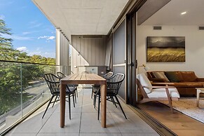 Luxe 2-bed Inner-city Abode With Alfresco Dining