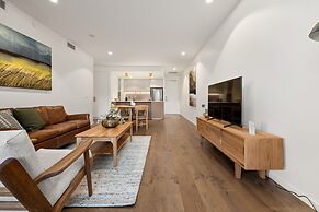 Luxe 2-bed Inner-city Abode With Alfresco Dining