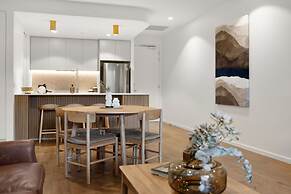 Luxe 2-bed Inner-city Abode With Alfresco Dining