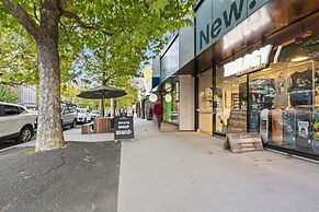 Luxe 2-bed Inner-city Abode With Alfresco Dining