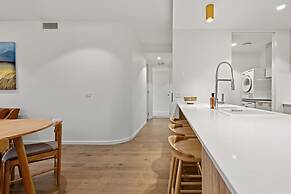 Luxe 2-bed Inner-city Abode With Alfresco Dining
