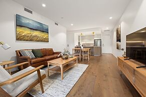 Luxe 2-bed Inner-city Abode With Alfresco Dining