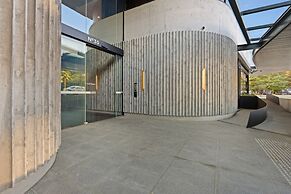 Luxe 2-bed Inner-city Abode With Alfresco Dining