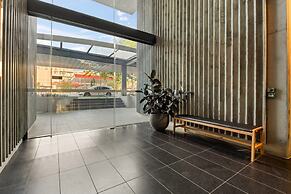 Luxe 2-bed Inner-city Abode With Alfresco Dining