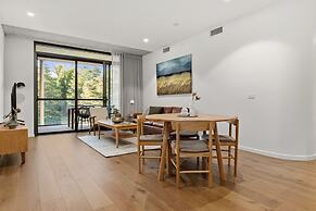 Luxe 2-bed Inner-city Abode With Alfresco Dining