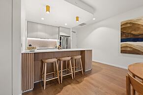 Luxe 2-bed Inner-city Abode With Alfresco Dining