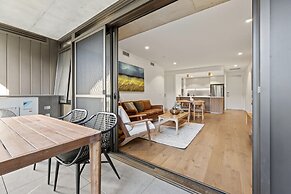 Luxe 2-bed Inner-city Abode With Alfresco Dining