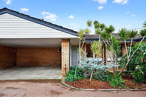 Bright 2-bed Unit Near Scarborough Beach