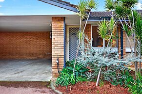 Bright 2-bed Unit Near Scarborough Beach