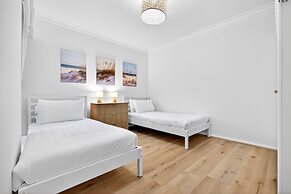 Bright 2-bed Unit Near Scarborough Beach