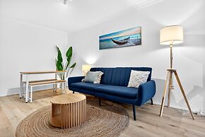 Bright 2-bed Unit Near Scarborough Beach