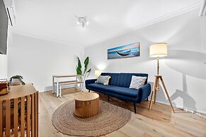 Bright 2-bed Unit Near Scarborough Beach
