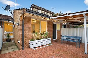 Bright 2-bed Unit Near Scarborough Beach